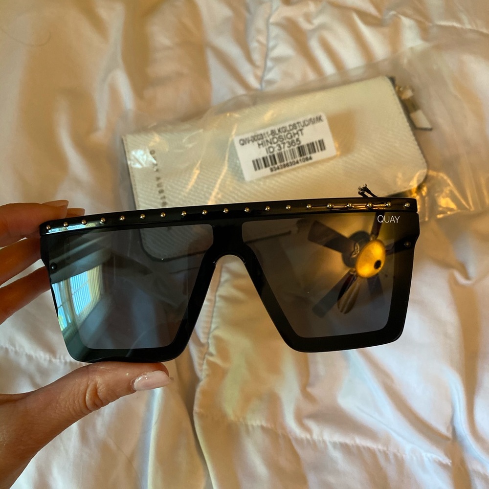 quay hindsight sunnies